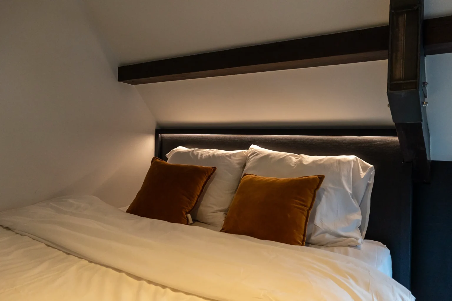 villaloena-6569.jpg kroon bed verlicht